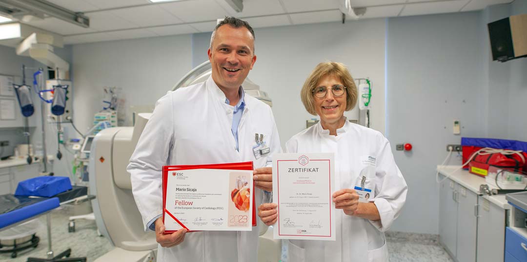 Dr. Sicaja und Dr. Andrea Riemenschneider mit Zertifikat (Foto: Harald Heckl)