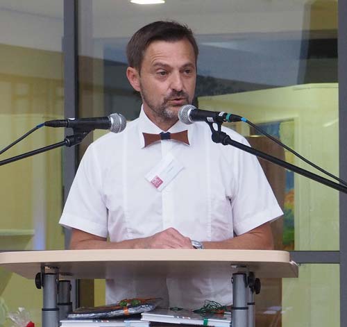 Jürgen Frömberg, der Vorsitzende der „Gruppe Kunst im Landkreis Kelheim e. V.“ bei seiner Ansprache (Foto: br-medienagentur)