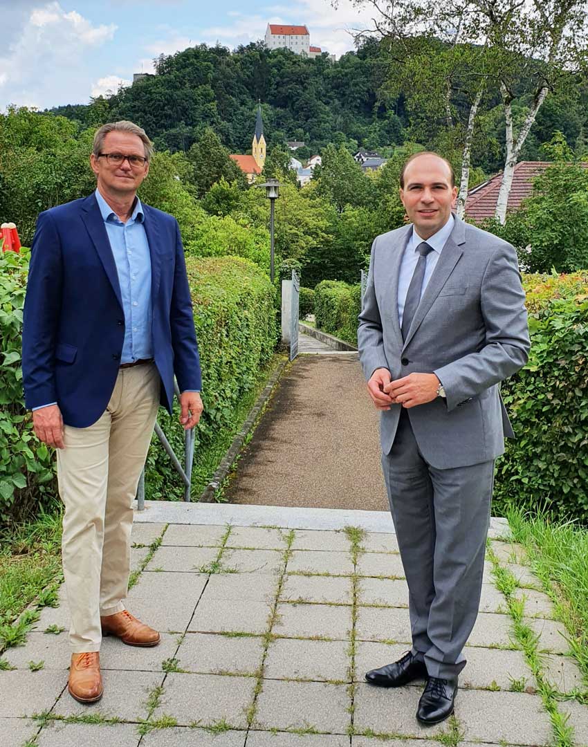 Digitalisierung, Energieversorgung und Tourismus waren die Hauptthemen beim Abstecken der Ziele für Riedenburg zwischen Bürgermeister Thoms Zehetbauer (CWG) - links im Bild - und Bundestagsabgeordneten Florian Oßner (CSU). (Foto: CSU)