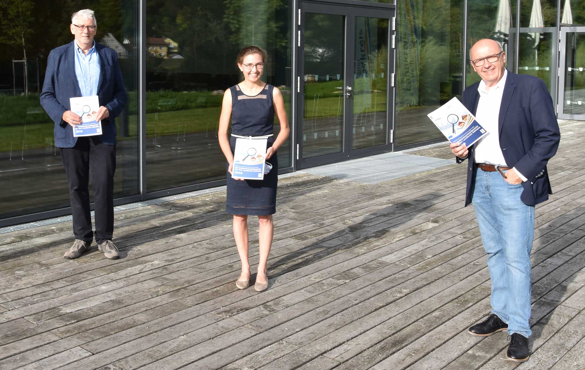 v.l.: Lorenz Schels, Elisabeth Schweizer und Landrat Martin Neumeyer präsentieren den Grundstücksmarktbericht für 2019 (Foto: Marcus Dörner/Landratsamt Kelheim)