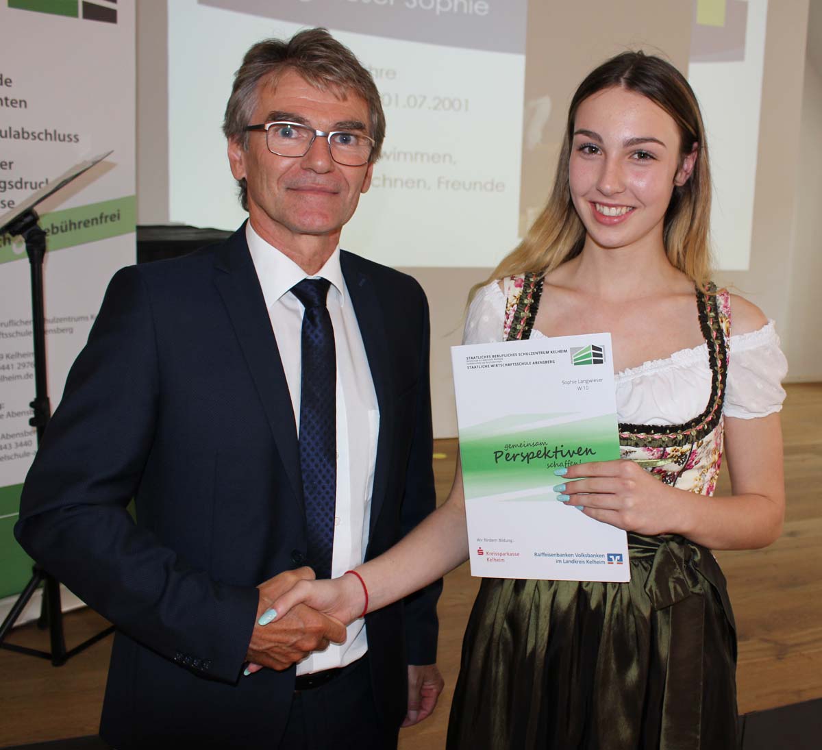 Oberstudiendirektor Johann Huber gratuliert Sophie Langwieser (Foto: Ingo Knott/Stadt Abensberg)