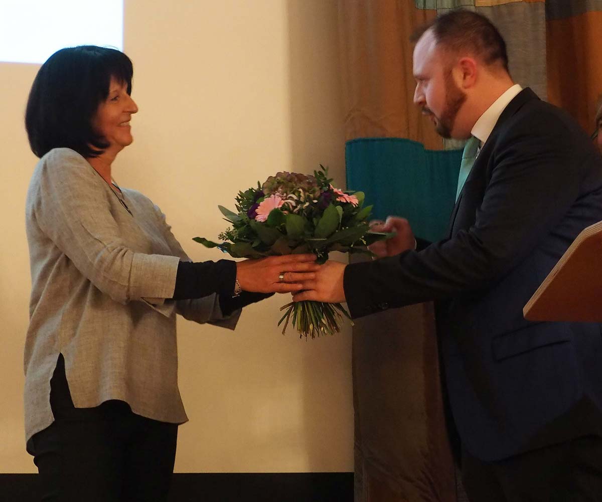 Ingrid Fritsch, Vorzimmerdame des Bürgermeisterbüros erhielt für die wie immer hervorragende Organisation der Sportlerehrung von Marc Weig, Vorsitzender des TSV Bad Abbach, einen Blumenstrauß überreicht (Foto: br-medienagentur)