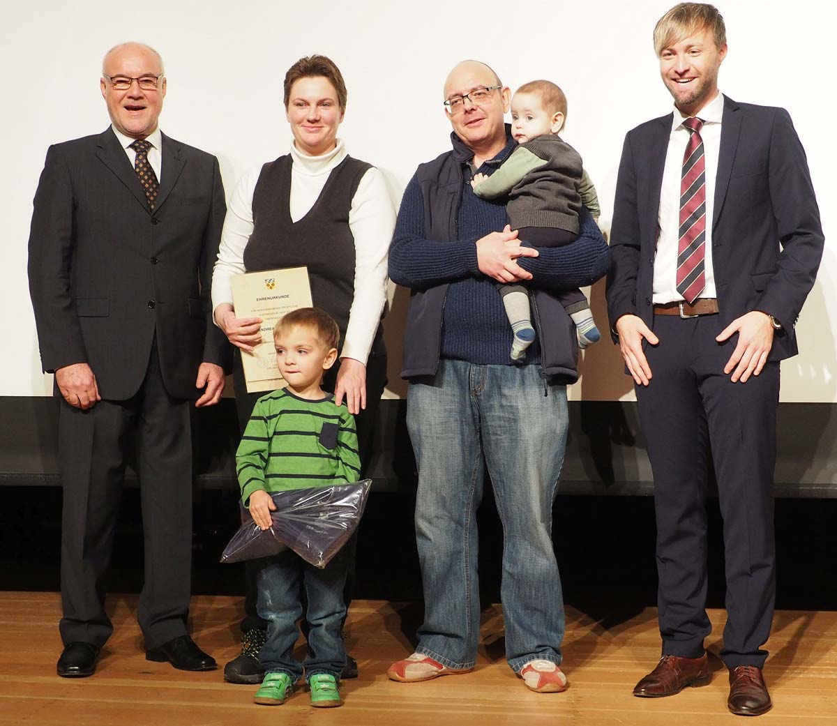 v.l. Ernst Gassner, Andrea und Helmut Blaschke mit Kindern und stellvertretender Bürgermeister Christian Hanika (Foto: br-medienagentur)