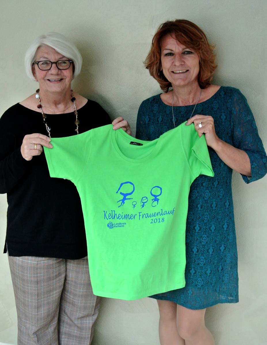 Die Organisatorinnen Gabi Schmid und Gisela Schmid mit dem Laufshirt des 6. Kelheimer Frauenlaufs am 28.04.2018 (Foto: Landratsamt Kelheim)
