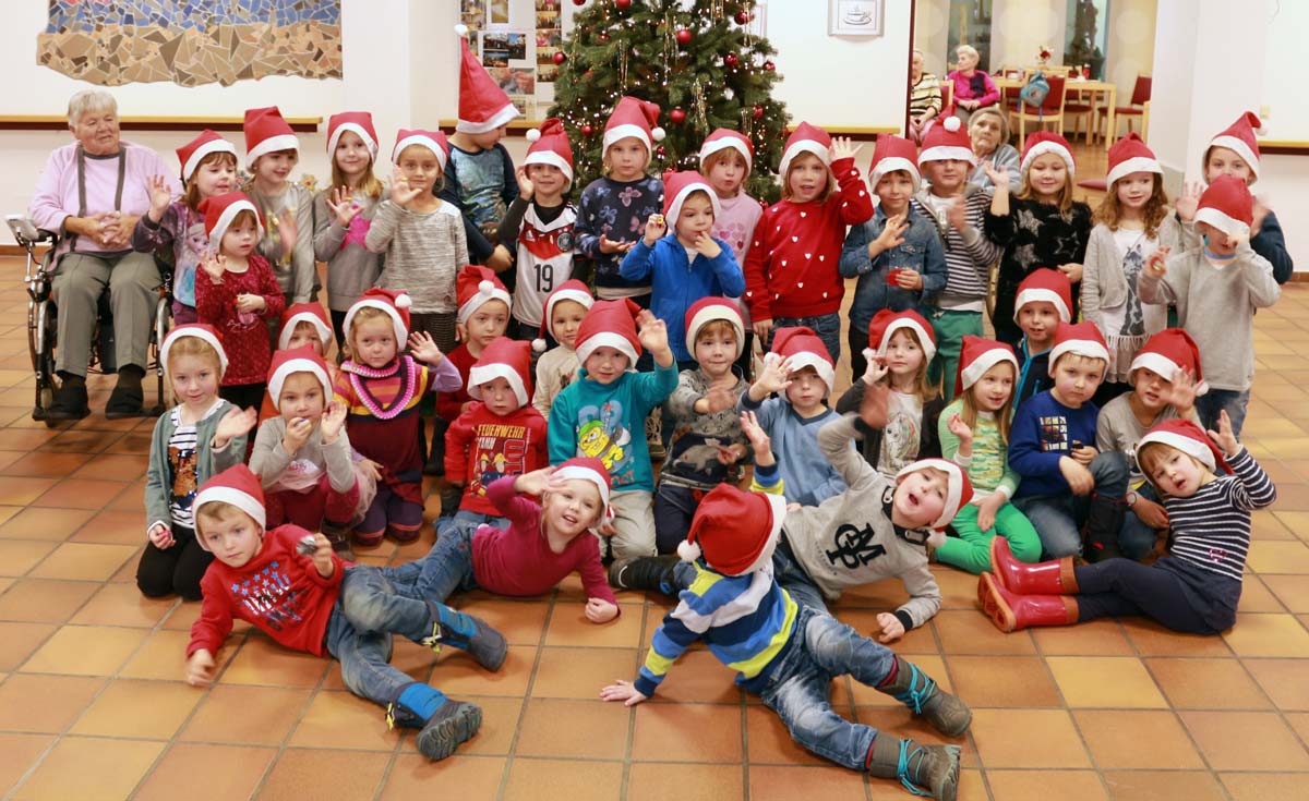 Die Kinder von Fridolins Kindernest aus Sandharlanden waren voller Begeisterung für den Besuch in der Seniorenwohnanlage (Foto: Ingo Knott/Stadt Abensberg)