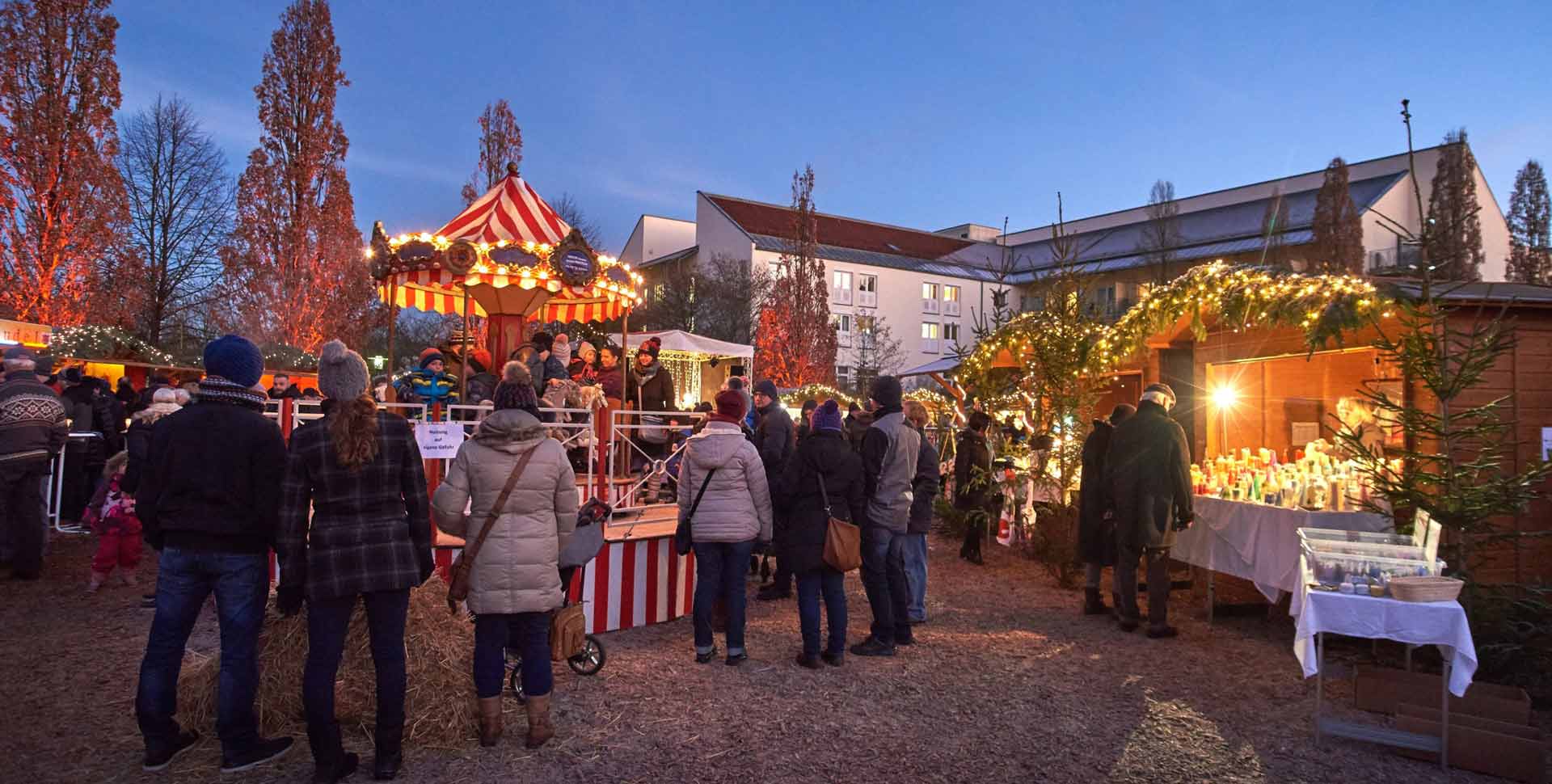 Auf dem Adventsmarkt in Bad Gögging lässt es sich mit würzigem Glühwein, dem süßen Duft von Plätzchen und weihnachtlicher Atmosphäre auf das Fest einstimmen. (Foto: Mayer)