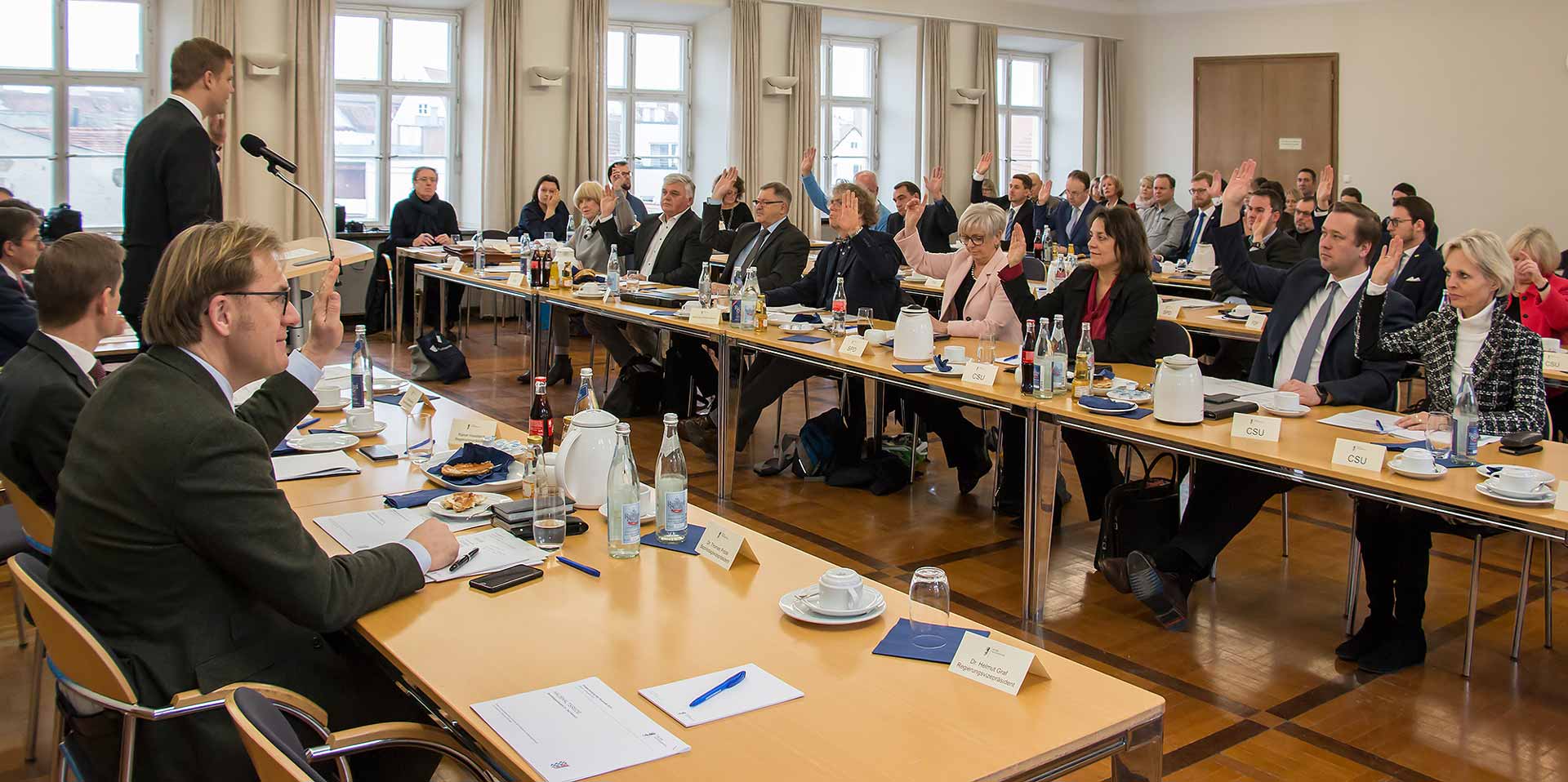 Die Mitglieder des XVI. Bezirkstags von Niederbayern stimmen über den Bezirkshaushalt 2019 ab (Foto: Bezirk Niederbayern, S. Bäter)