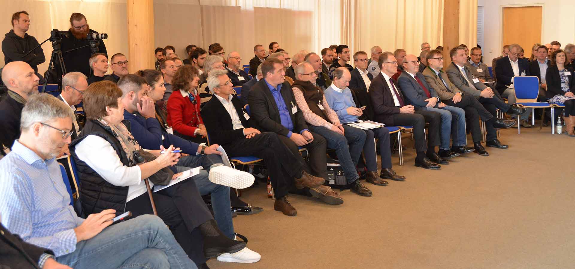 Aufmerksames Zuhören bei den Vorträgen und rege Diskussion gab es bei den Veranstaltungen zum Thema Elektromobilität im ländlichen Raum (Foto: Julia Schönhärl, Regionalmanagement Landkreis Kelheim)