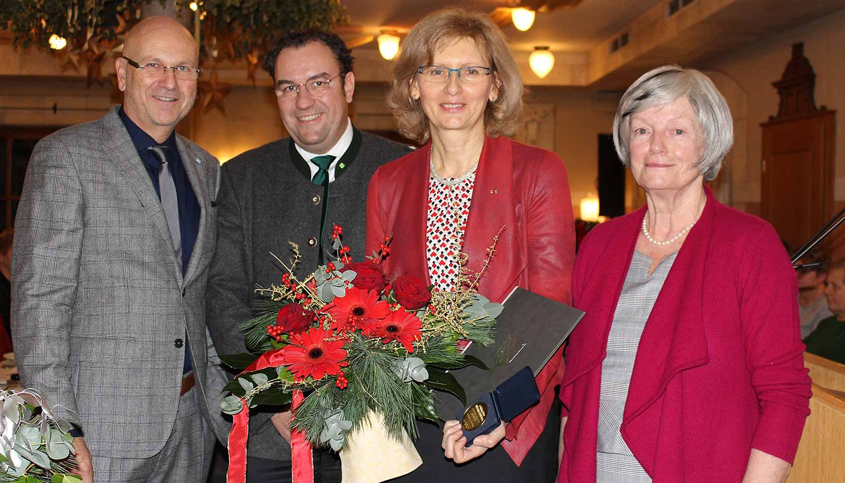 v.l.: 1. Bürgermeister Dr. Uwe Brandl, 2. Bürgermeister Dr. Bernhard Resch, Marianne Bäumler und 3. Bürgermeisterin Traudl Schretzlmeier (Foto: Ingo Knott/Stadt Abensberg)