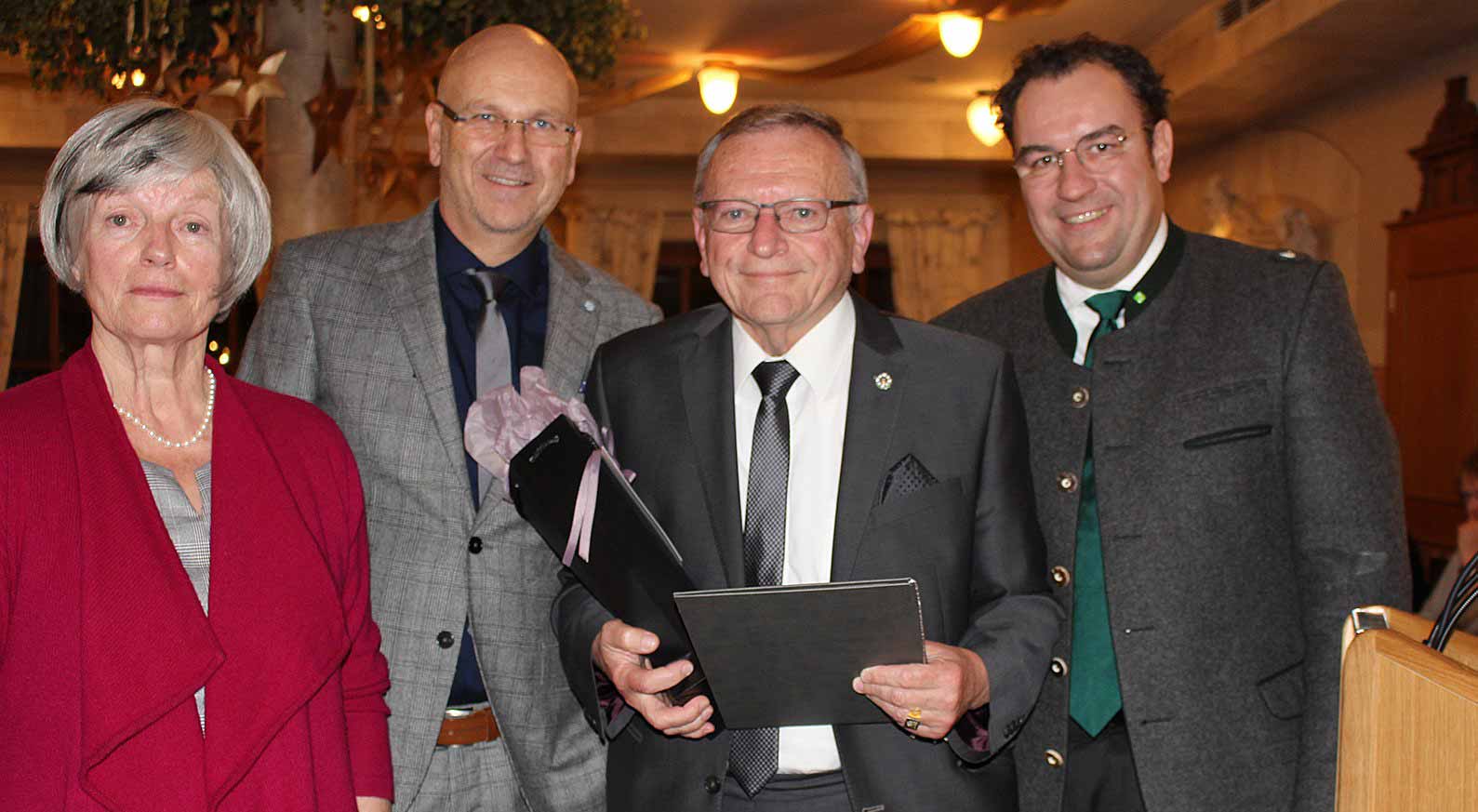 v.l.: 3. Bürgermeisterin Traudl Schretzlmeier, 1. Bürgermeister Dr. Uwe Brandl, Peter Hübl und 2. Bürgermeister Dr. Bernhard Resch (Foto: Ingo Knott/Stadt Abensberg)