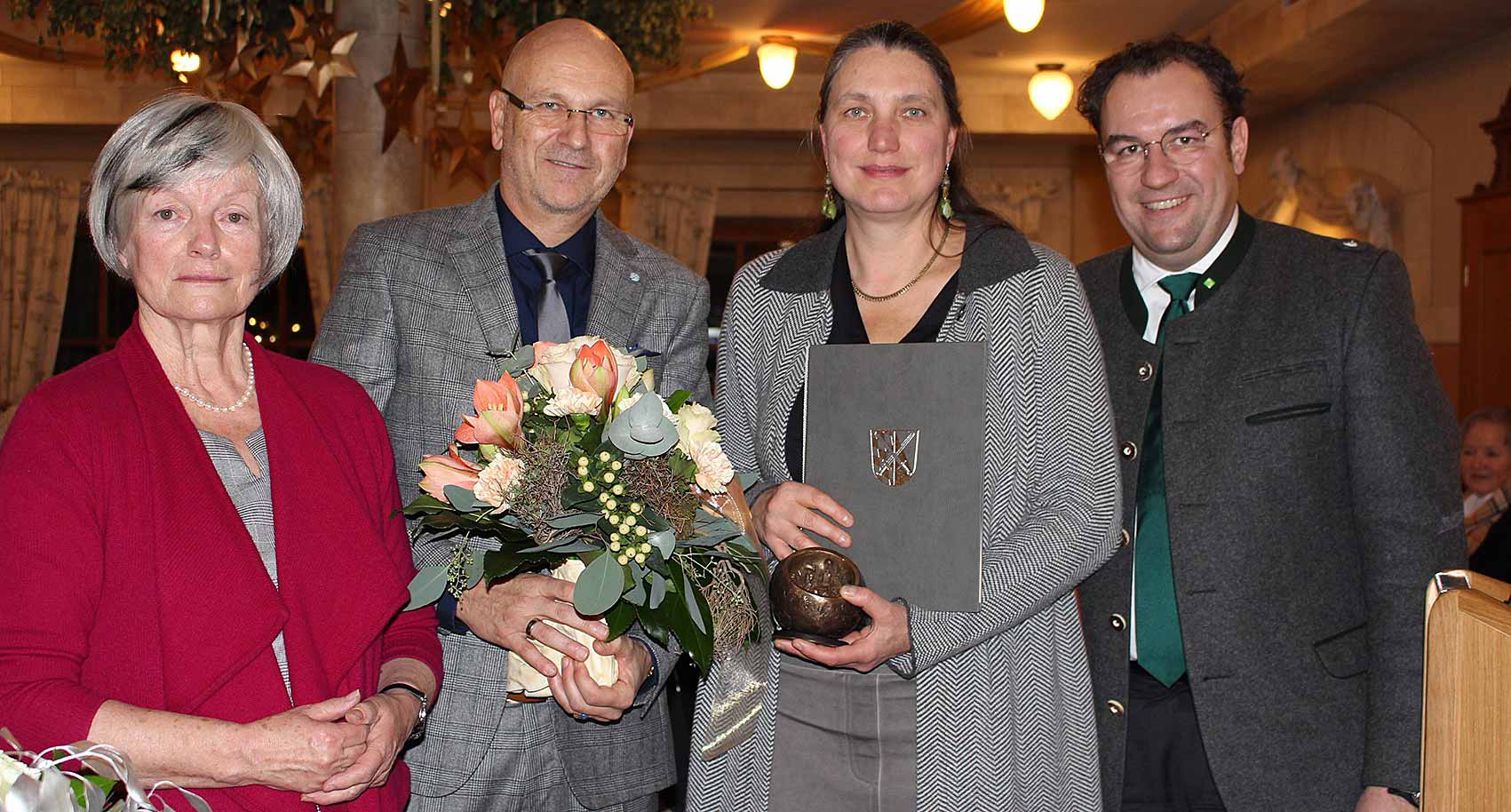 v.l.: 3. Bürgermeisterin Traudl Schretzlmeier, 1. Bürgermeister Dr. Uwe Brandl, Katharina Keglmeier und 2. Bürgermeister Dr. Bernhard Resch (Foto: Ingo Knott/Stadt Abensberg)