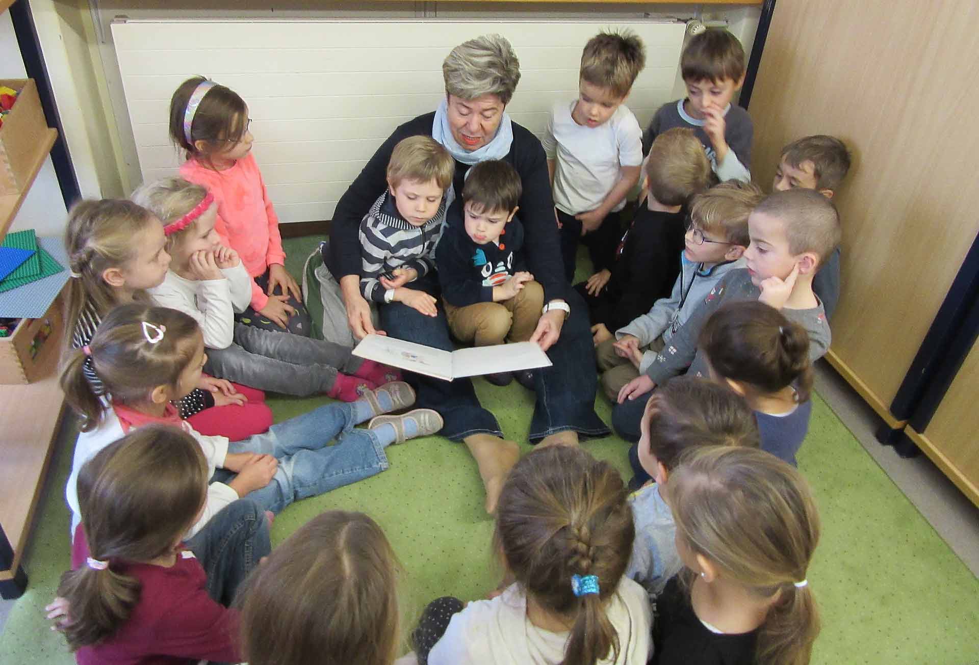 Mainburgs 3. Bürgermeisterin, Hannelore Langwieser, liest den Kindern des Kindergartens 