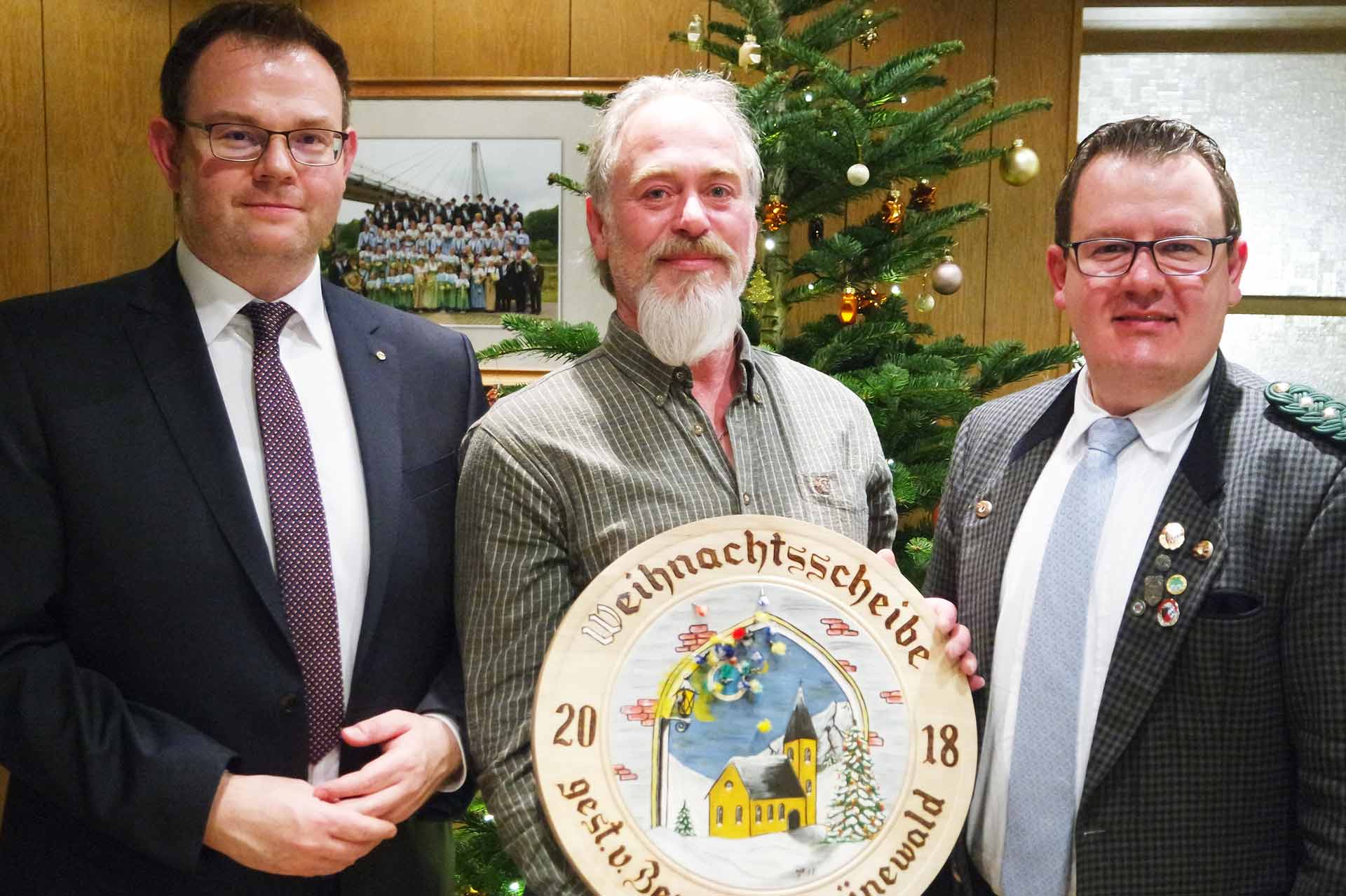 v.l.: Dr. Benedikt Grünewald - Stifter der Weihnachtsscheibe -, Gewinner Walter Maag und Schützenmeister Andreas Diermeier (Foto: Reinhold Meny)