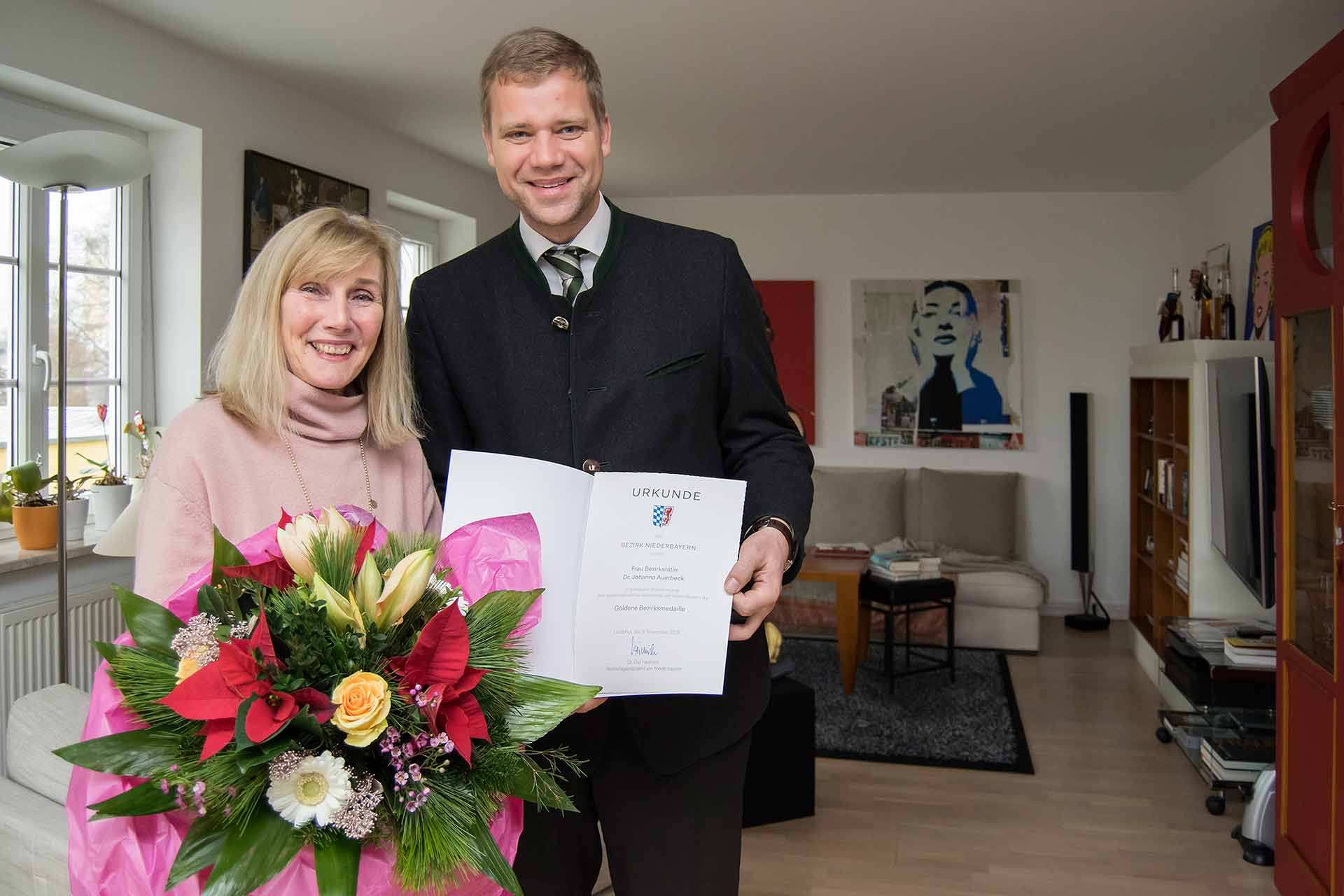 Dr. Johanna Auerbeck freute sich über die Auszeichnung mit der „Goldenen Bezirksmedaille“, die ihr Bezirkstagspräsident Dr. Olaf Heinrich überreichte.  (Foto: Bezirk Niederbayern/Lang)