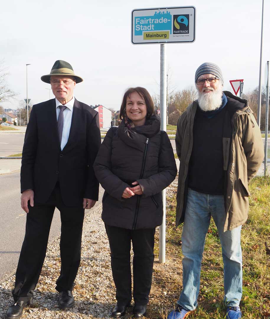 v.l.: Bürgermeister Josef Reiser, sowie Elisabeth Krojer und Gerhard Lang von der FAIRETRADE-Steuerungsgruppe Mainburg (Foto: Gerd Kern)