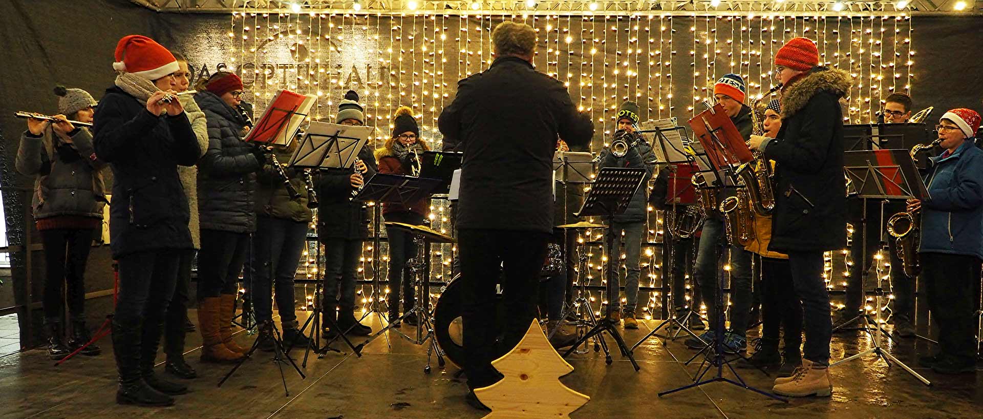 Die Jugendblaskapelle der Städtischen Sing- und Musikschule sorgten für eine würdige und unterhaltsame musikalische Umrahmung der Eröffnung des Kelheimer Christkindlmarktes (Foto: br-medienagentur)