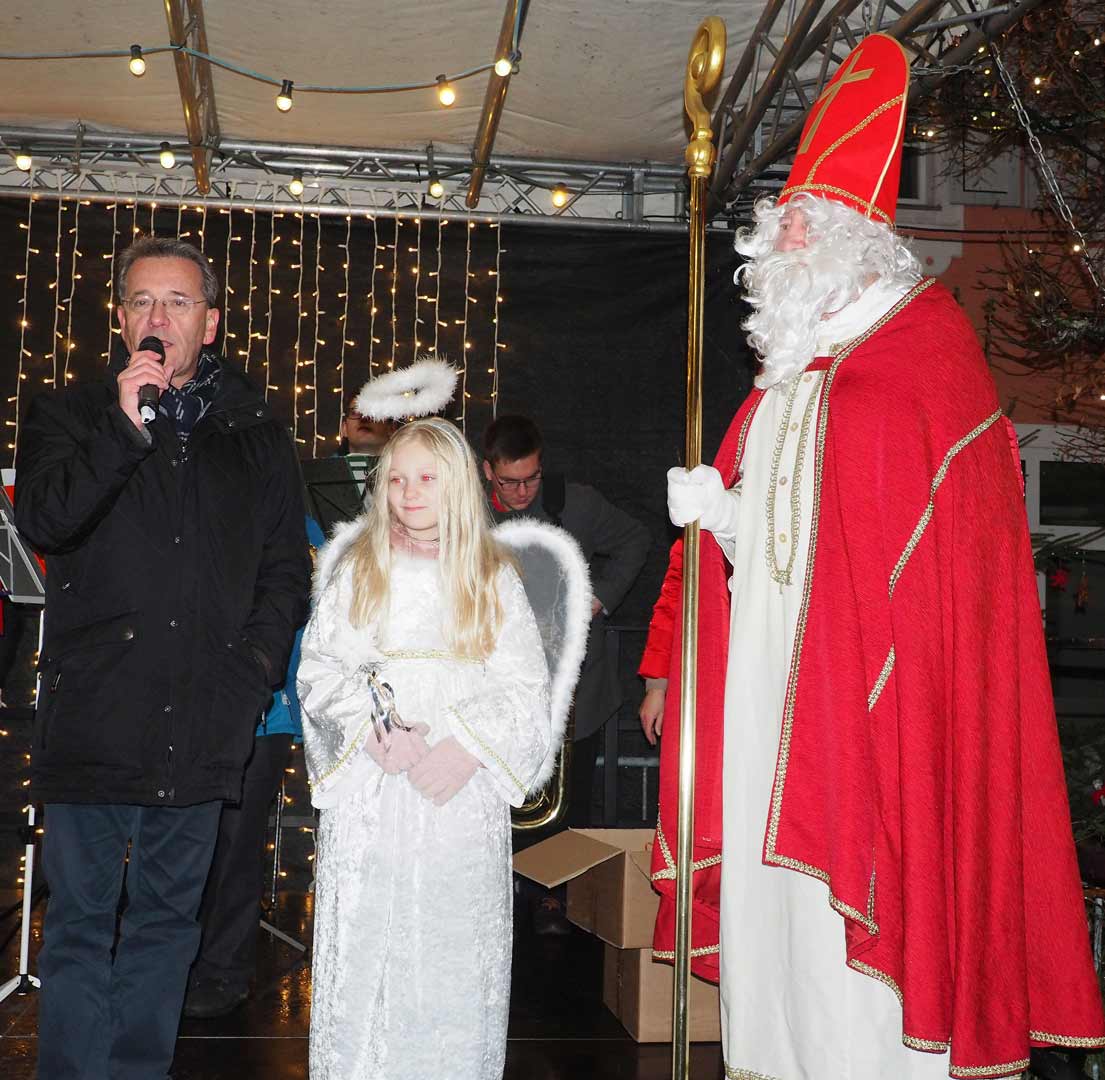 Bürgermeister Hors Hartmann bei seiner Begrüßungsansprache mit dem Weihnachtsengel Alina und dem Heiligen Nikolaus (Foto: br-medienagentur)