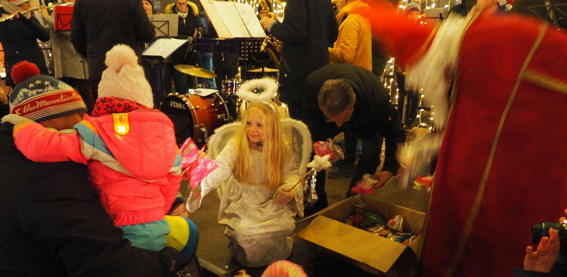 Weihnachtsengel Alina, der Heilige Nikolaus und Bürgermeister Hartmann verteilten kleine Geschenke an die Kinder (Foto: br-medienagentur)