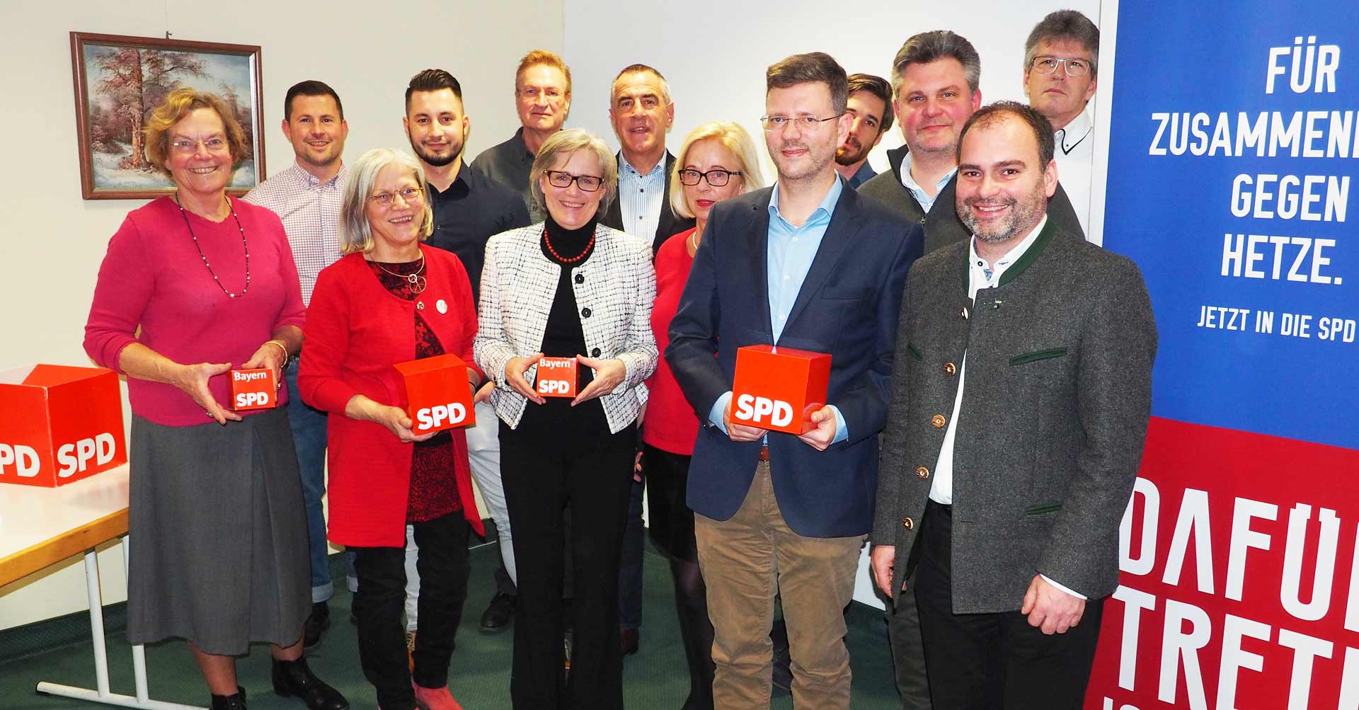 Die SPD-Kandidaten für die Kommunalwahl 2020 mit Spitzenkandidat Stefan Killian (vorne 2. v.r.) und Johanna Werner-Muggendorfer (2. v.l.) sowie SPD-Landratskandidat Stephan Schweiger (Foto: br-medienagentur)