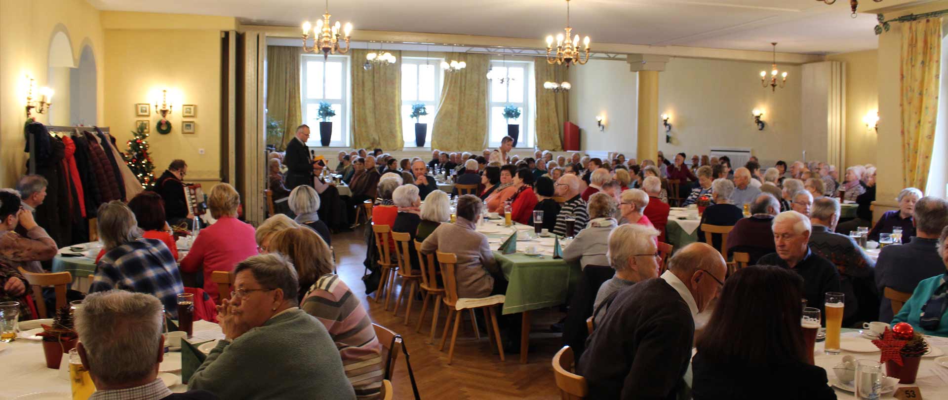Der Saal im Jungbräu war voll. Die Adventsfeier des Seniorenbeirates der Stadt Abensberg wurde wieder einmal gut angenommen. (Foto: Ingo Knott/Stadt Abensberg)