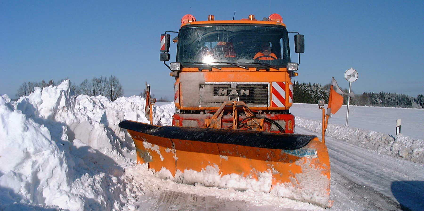 Es kann losgehen: Die Winterdienstfahrzeuge der Straßenmeistereien des Staatlichen Bauamts Landshut sind einsatzbereit.  (Foto: Tobias Nagler/Staatliches Bauamt Landshut)