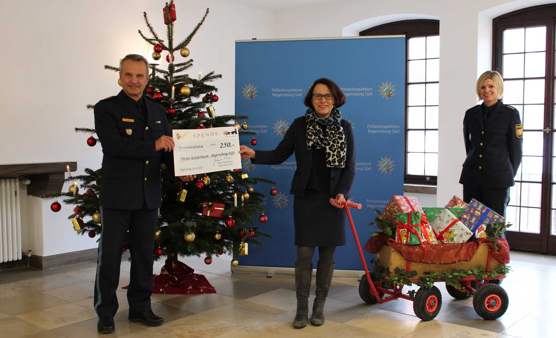 Ein Bollerwagen mit Geschenken für die Aktion Kinderbaum (Foto: Reitmeier/Polizeiinspektion Regensburg Süd)
