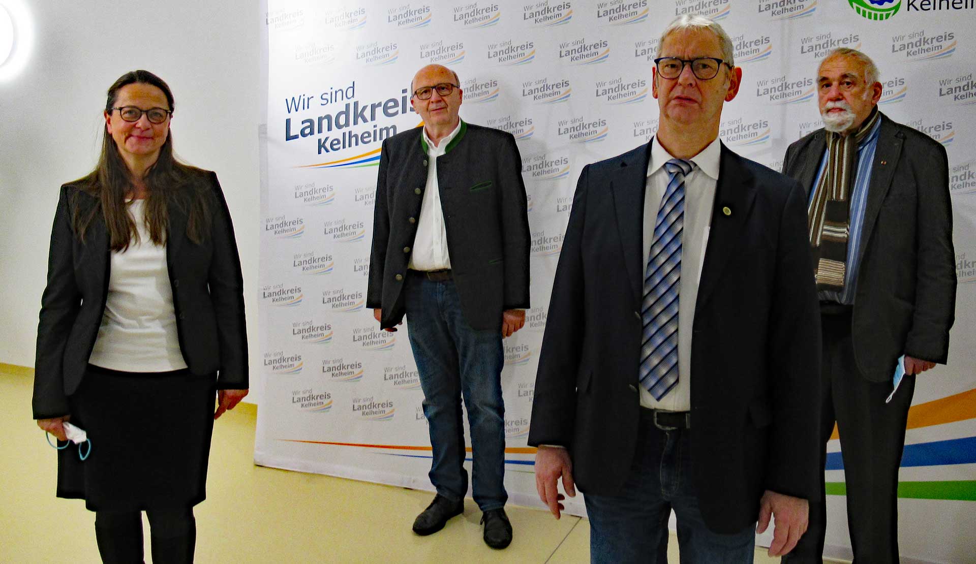 v.l.: Sylvia Kühnl, Landrat Martin Neumeyer, Anton Metzger und Bernd Grune (Foto: Monika Rappl/Landratsamt Kelheim)