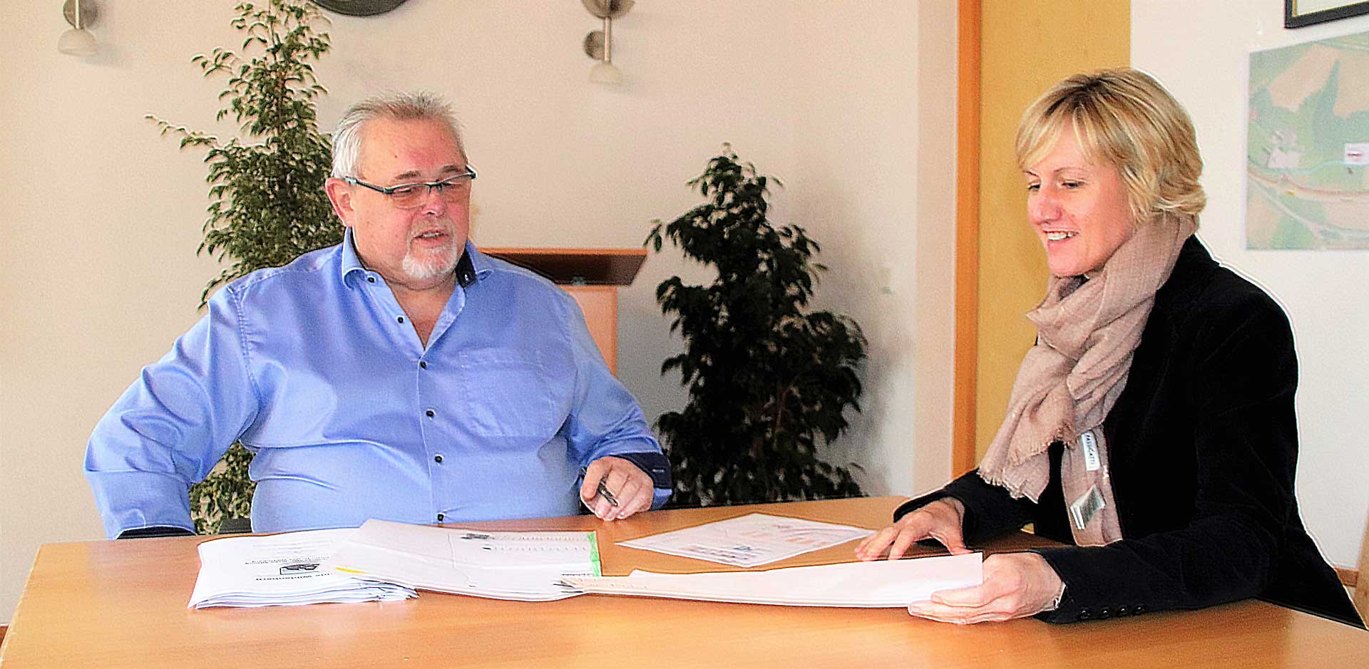 Landtagsabgeordnete Petra Högl im Austausch mit Wildenbergs Bürgermeister Winfried Roßbauer (Foto: Stefan Scheuerer)