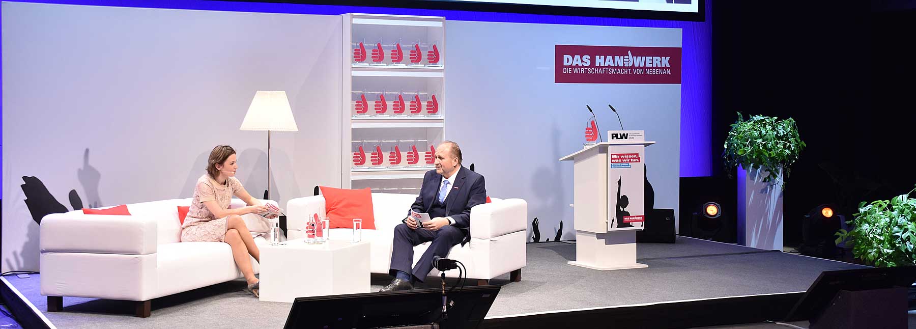 ZDH-Präsident Hans Peter Wollseifer im Gespräch mit ARD-Moderatorin Anna Planken: Die Siegerehrung in Berlin konnten die Gewinner per Livestream verfolgen.   (Foto: ZDH/Boris Trenkel)