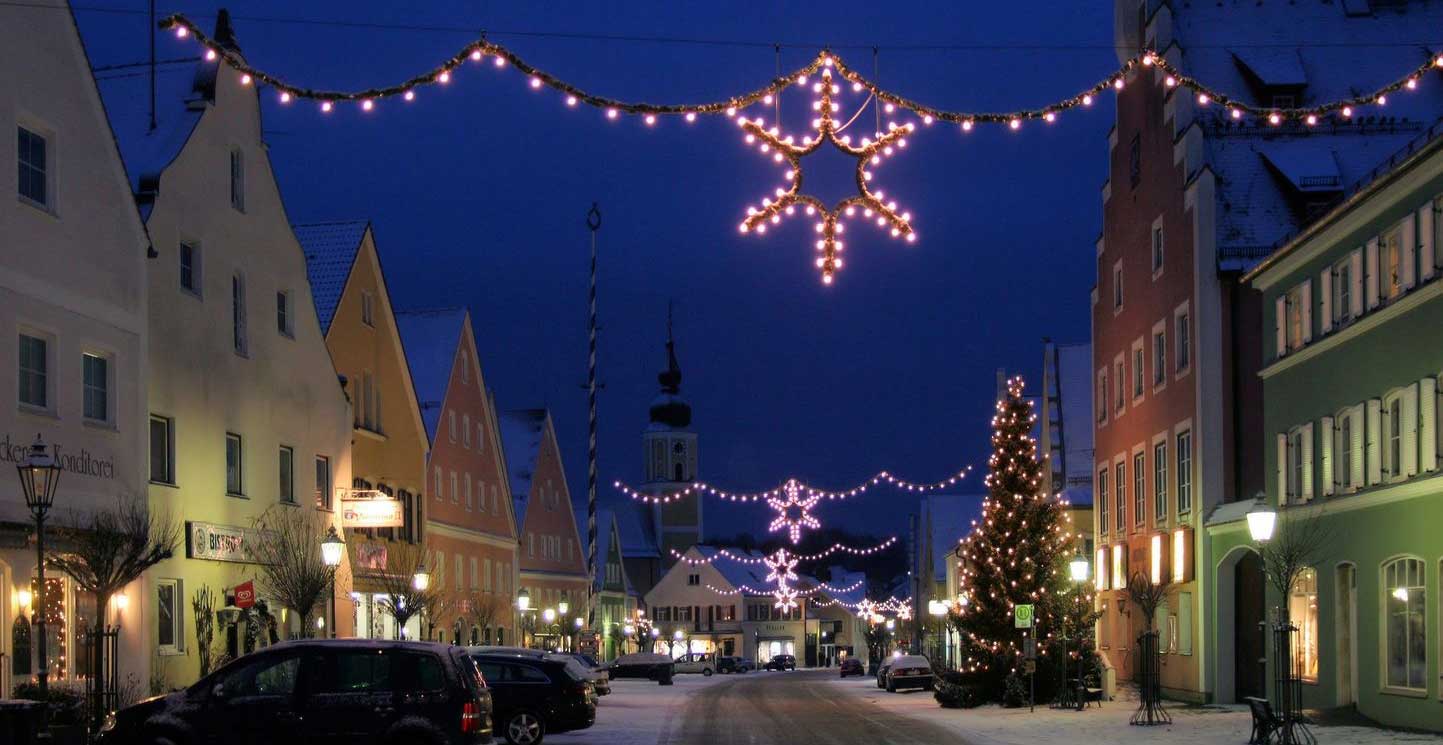 Der weihnachtlich geschmückte Marktplatz von Langquaid (Foto: Projektmanagement Soziale Stadt)
