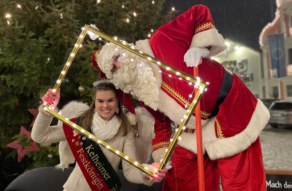 Weihnachtsmann auf Stelzen und Festkönigin Kelheim bei der Lichternacht (Foto: Lena Plapperer/Stadt Kelheim)