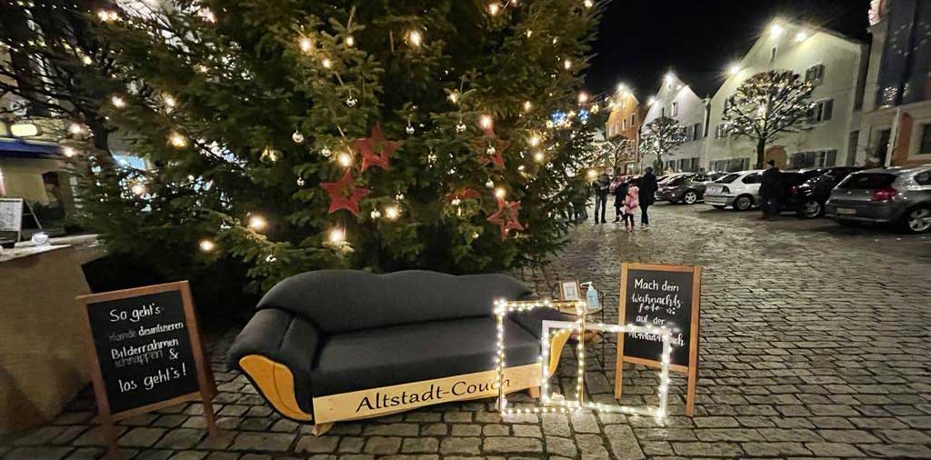 Die Altstadtcouch lädt bei der Lichternacht zum Weihnachtsfoto ein (Foto: Lena Plapperer/Stadt Kelheim)