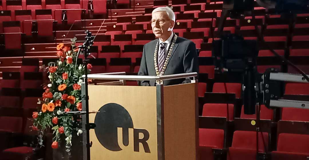 Universitätspräsident Prof. Dr. Udo Hebel bei seiner Rede zum Dies academicus im ansonsten menschenleeren Audimax der UR. (Foto: © Elisabeth König/UR)