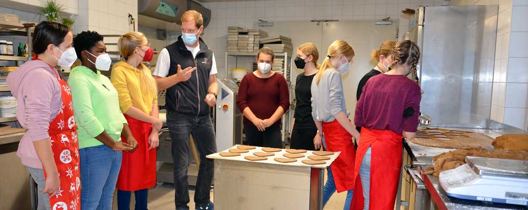 16 Schülerinnen der Mädchenrealschule St. Anna durften das Bäckerhandwerk kennenlernen (Foto: Lukas Sendtner/Landratsamt Kelheim)