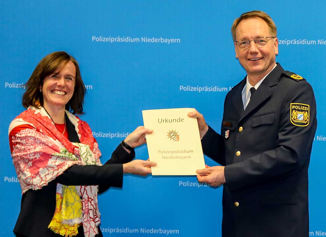 Polizeihauptkommissarin Doris Schmid erhält von Polizeipräsident Manfred Jahn die Ernennungsurkunde überreicht (Foto: Polizeipräsidium Niederbayern)