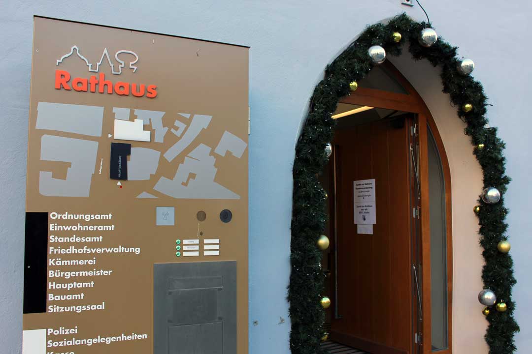 Der weihnachtlich geschmückte Haupteingang des Abensberger Rathauses (Foto: Ingo Knott/Stadt Abensberg)