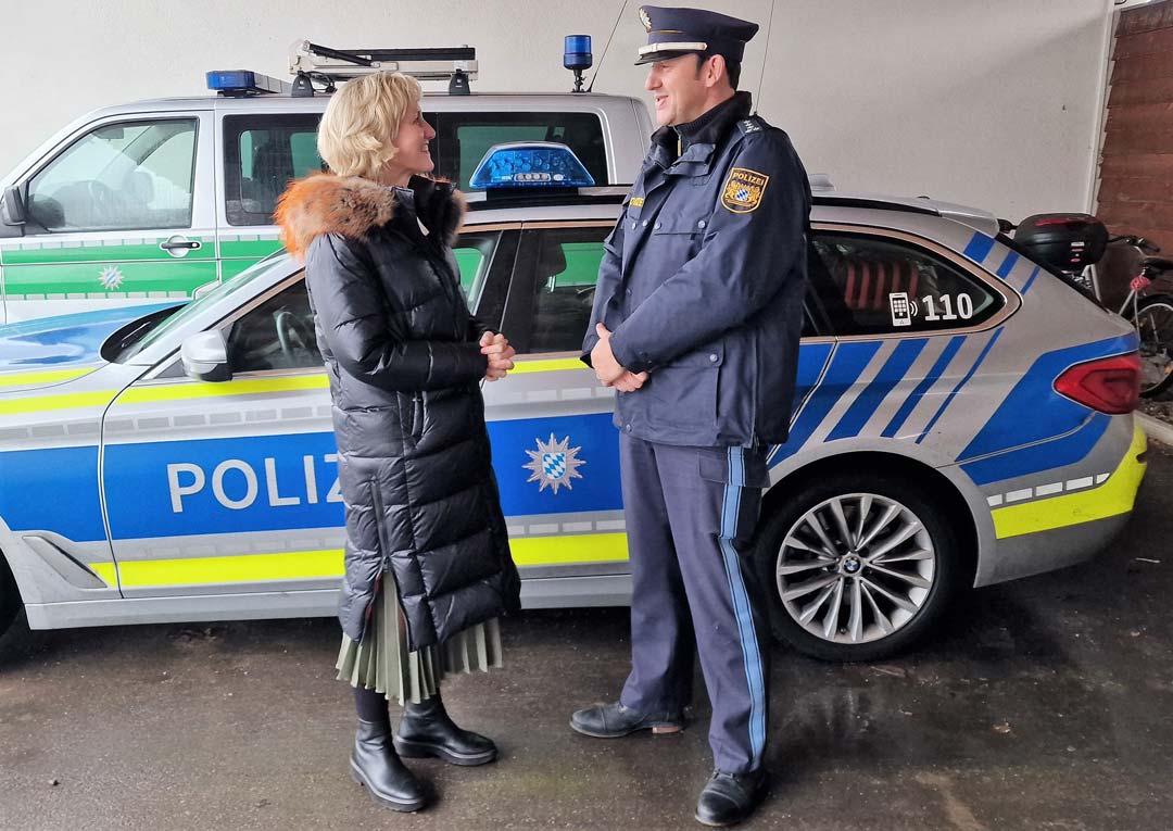 MdL Petra Högl mit dem Dienststellenleiter der Polizeiinspektion Mainburg, Martin Wuchterl (Foto: Stefan Scheuerer)