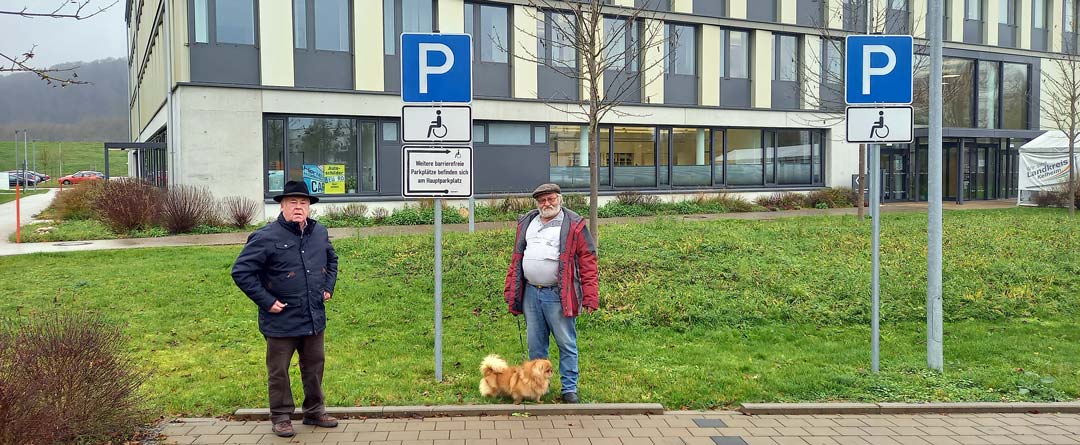Werner Katschke und Friedrich Linnert haben erneut die Parkplätze am Landratsamt in Kelheim in Augenschein genommen (Foto: Hildebrand/ACE)