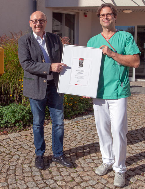 Landrat Martin Neumeyer (links) freut sich mit Dr. Dietl über die erneute Auszeichnung durch das Magazin Focus (Foto: Harald Heckl / ITK)