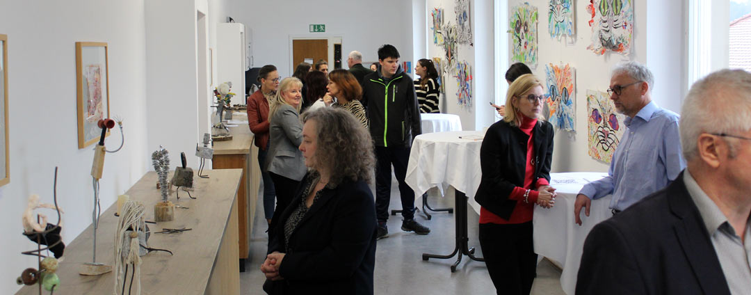 Die kleine Feier zur Ausstellungseröffnung in den Räumlichkeiten des Departments für Katholische Theologie der Universität Passau lockte zahlreiche Besucher an. (Foto: Universität Passau)