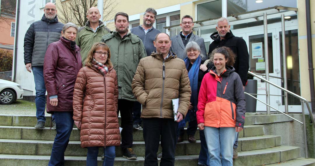 Die Mitglieder der projektbegleitenden Arbeitsgruppe für das Biotopverbundprojekt Mainburg.  (Foto: Christoph Kempf/Stadt Mainburg)