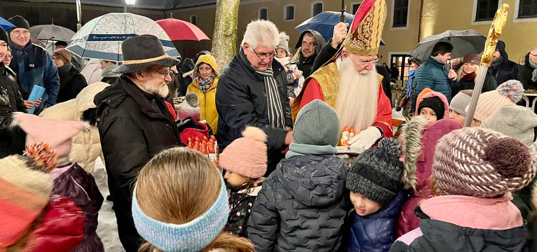 Der Besuch des hl. Nikolaus war einer der Höhepunkte des Adventsmarktes (Foto: Bürgerverein Achdorf)