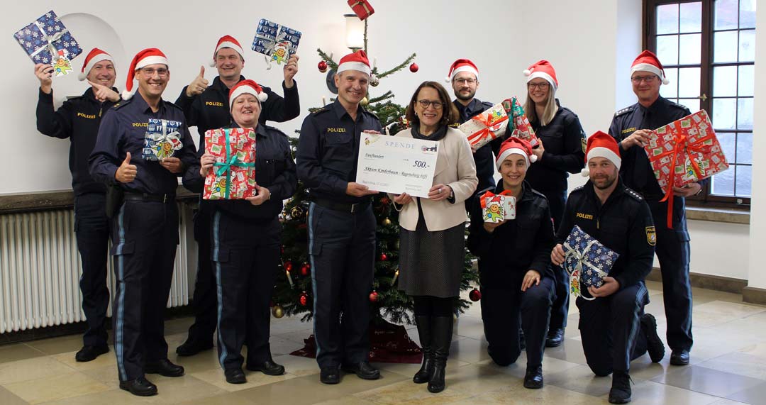 Die Weihnachtswichtel der Polizeiinspektion Regensburg Süd übergeben die Geschenke und einen symbolischen Scheck an die Oberbürgermeisterin (Foto: Polizeioberkommissar Reitmeier, Polizeiinspektion Regensburg Süd)