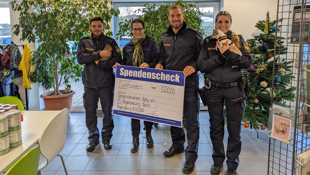 v.l..: Polizeiobermeister Kaan Hein, Arianne Weckerle, Polizeioberkommissar Michael Duschl, Polizeiobermeisterin Anja Hontrich (Foto: Polizeiinspektion Regensburg Nord)