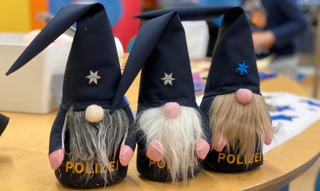 Polizeiwichtel für die Kinder (Foto: Polizeipräsidium Oberpfalz)