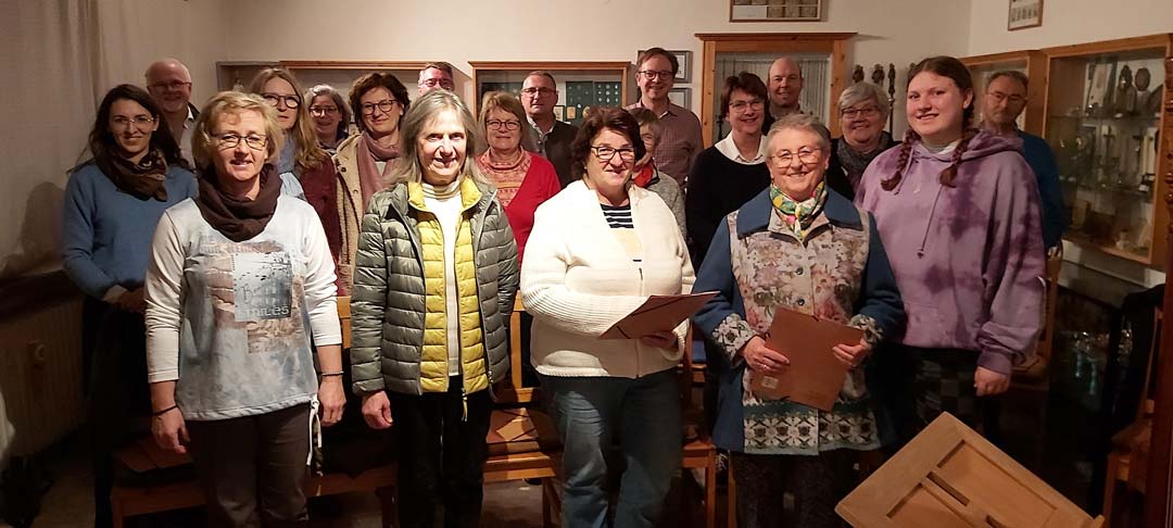 Seit einigen Wochen bereitet sich der gemischte Chor des Vereins für Heimatpflege unter der Leitung von Katharina Frankl-Streule (links) auf das Adventssingen am 17. Dezember vor. (Foto: Jörg Linzmeier)