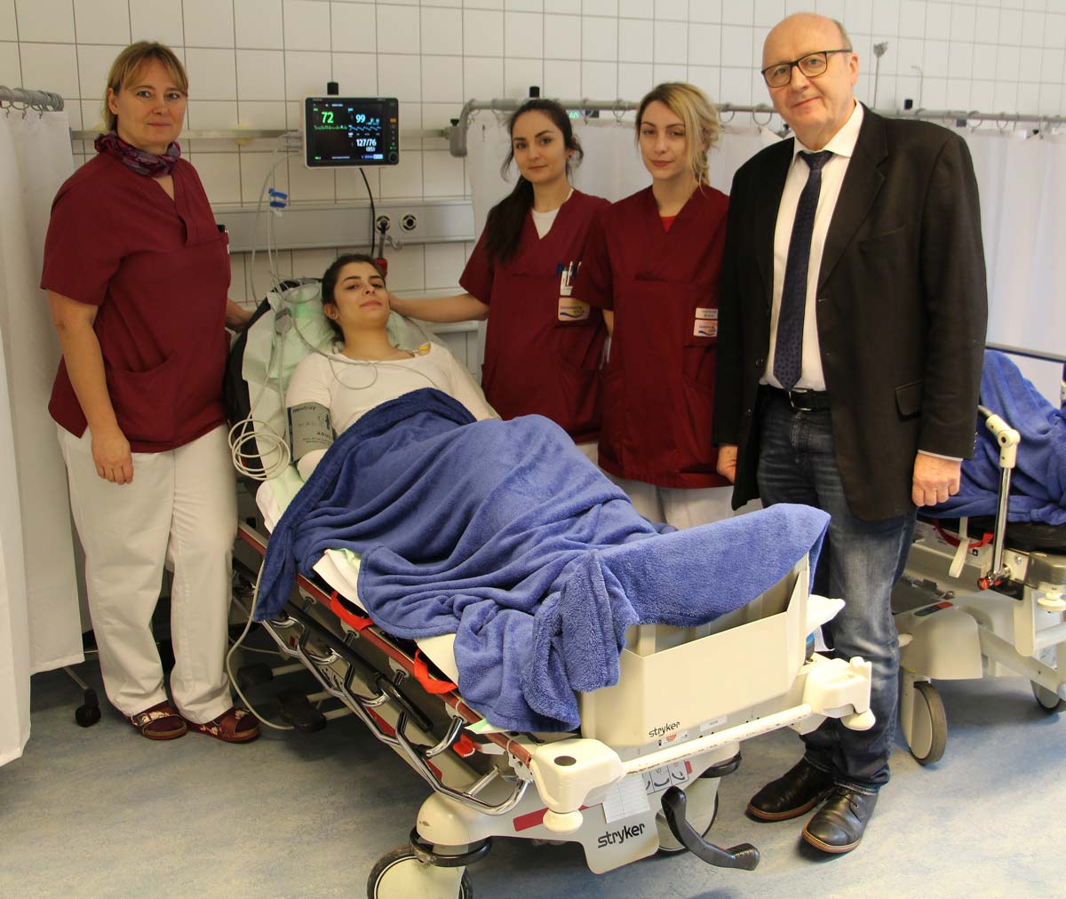 Landrat Martin Neumeyer mit Mitarbeitern der Notaufnahme der Goldberk-Klinik und einer Patientin (Foto: Goldberg-Klinik)