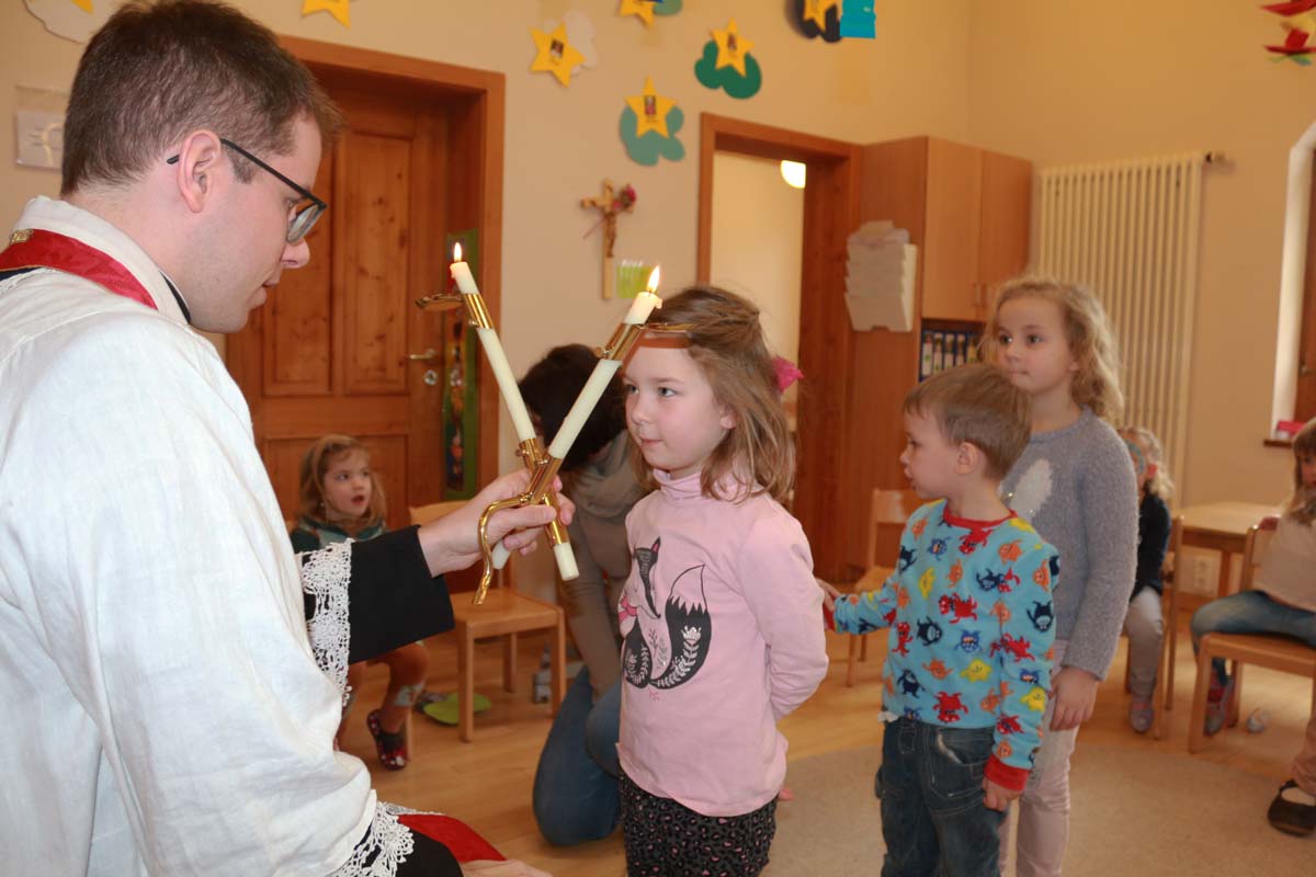 Jedes Kind erhielt von Kaplan Steffen Brinkmann den Blasius-Segen (Foto: Ingo Knott/Stadt Abensberg)