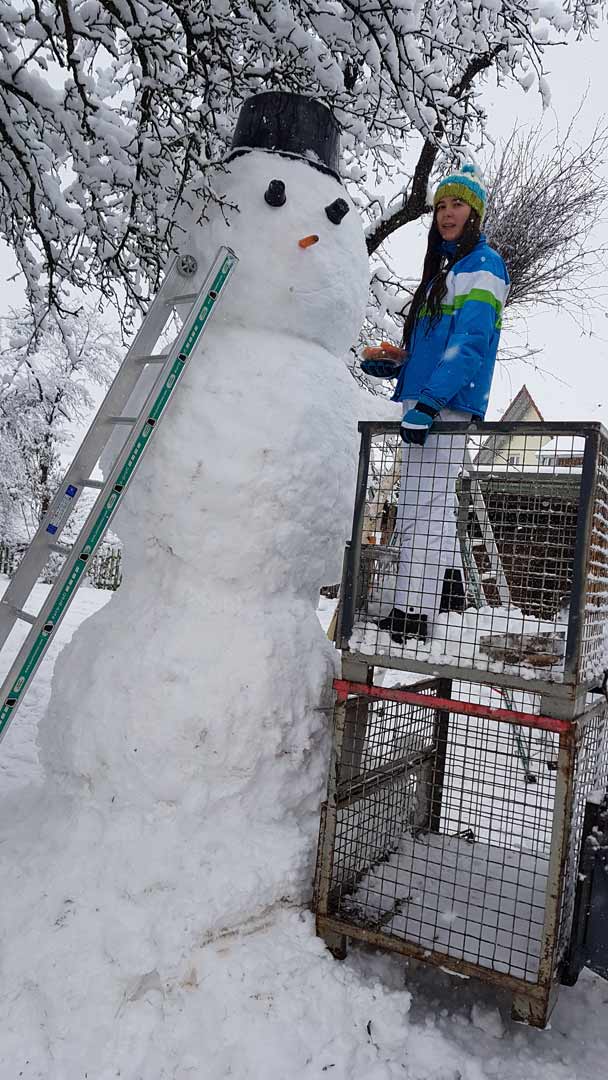 Dann aufeinander gestapelt und der Schneemann mit einem Gesicht ausstaffiert werden (Foto: Rieger)