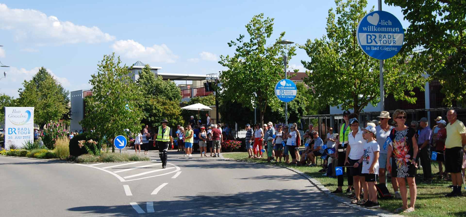 Mit Logos, Bannern und zahlreichen Zuschauern wurden die Radler der BR-Radltour in Bad Gögging öffentlichkeitswirksam begrüßt. (Foto: Zitzelsberger)